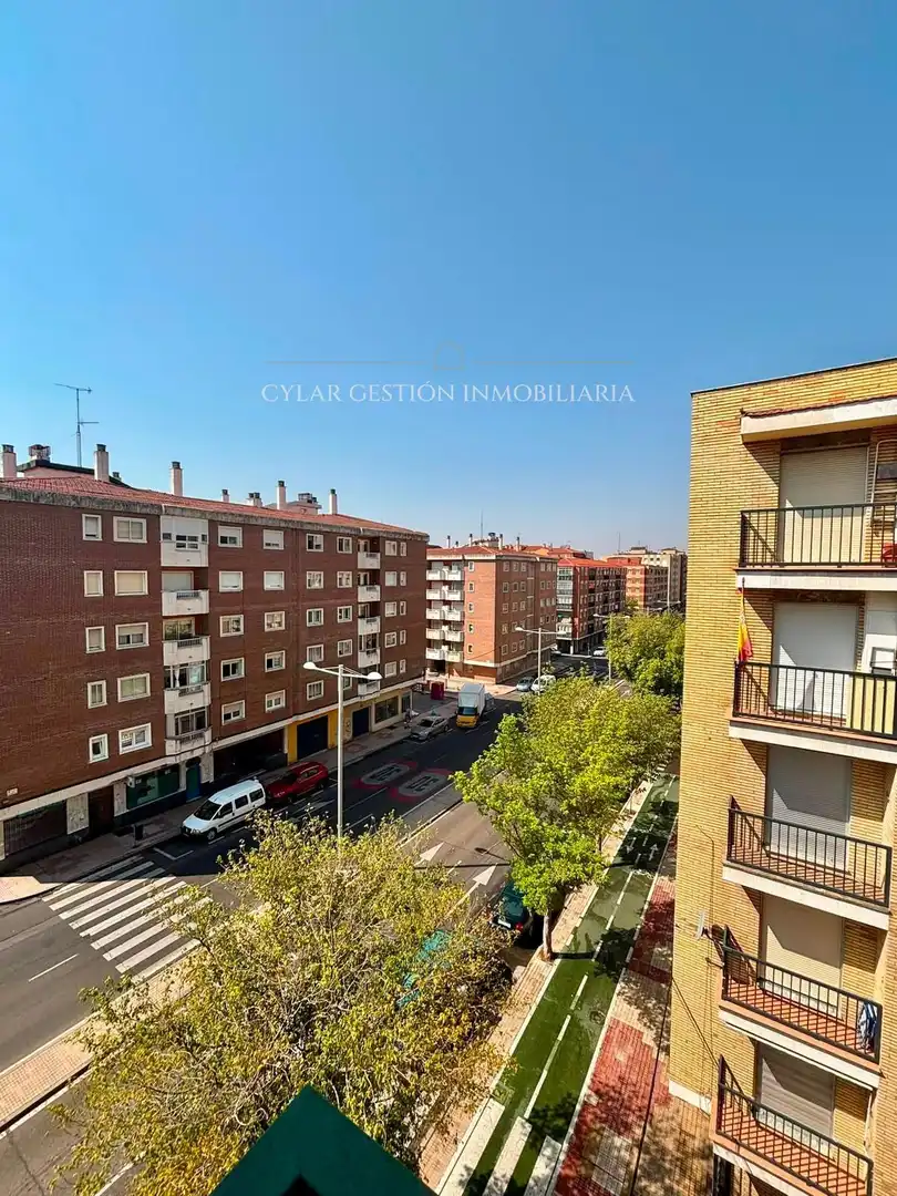 Vista exterior de Piso en venta en Salamanca con Calefacción, Terraza y Piscina