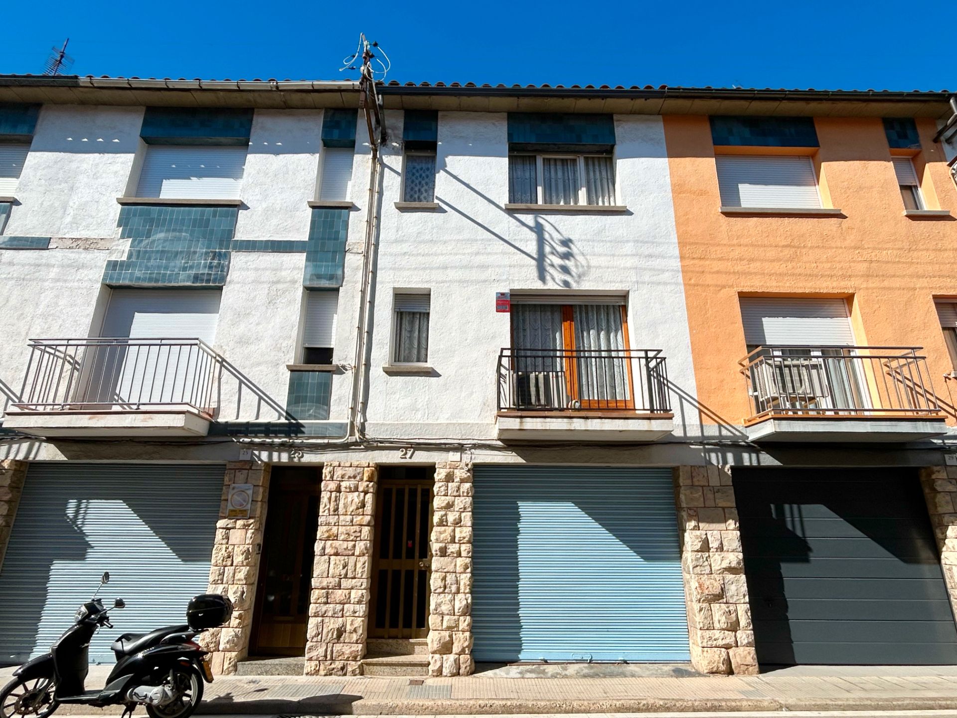 Vista exterior de Casa adosada en venda en Vic amb Calefacció, Terrassa i Traster
