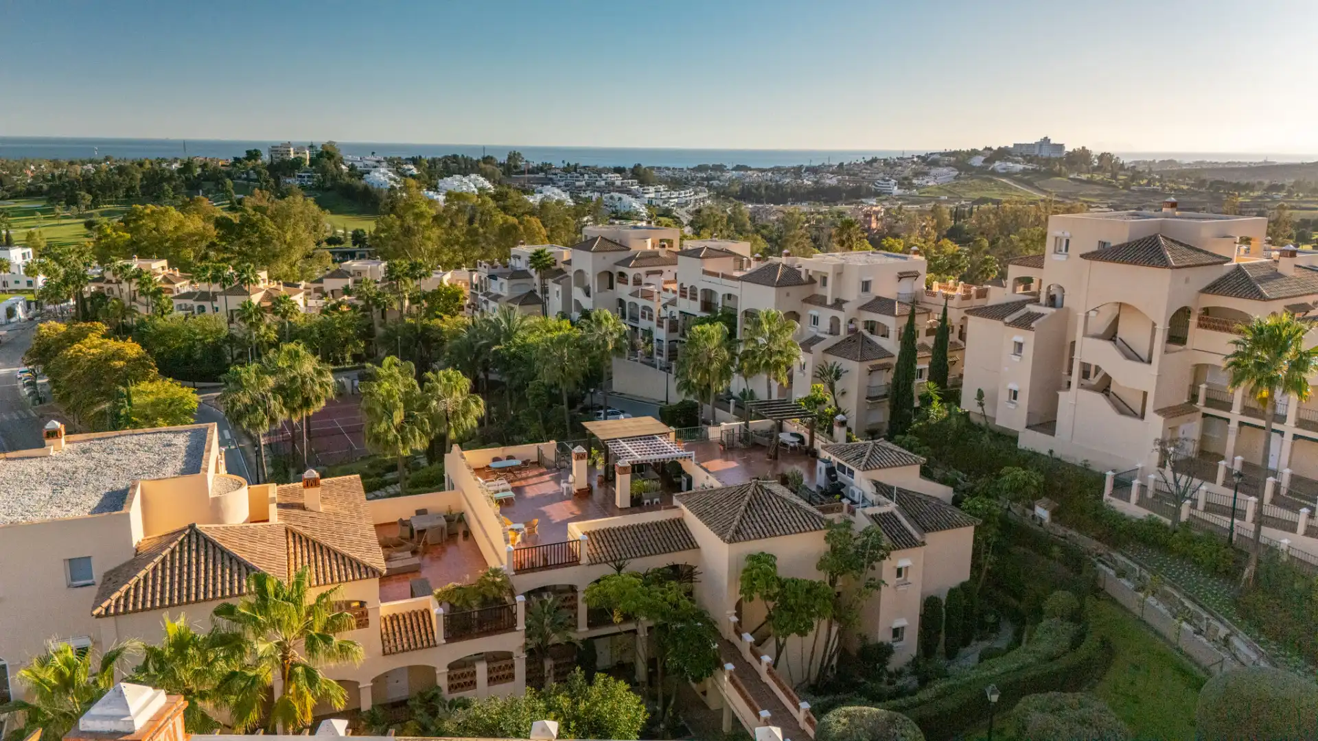 Außenansicht von Dachboden zum Verkauf in Estepona mit Klimaanlage, Heizung und Terrasse