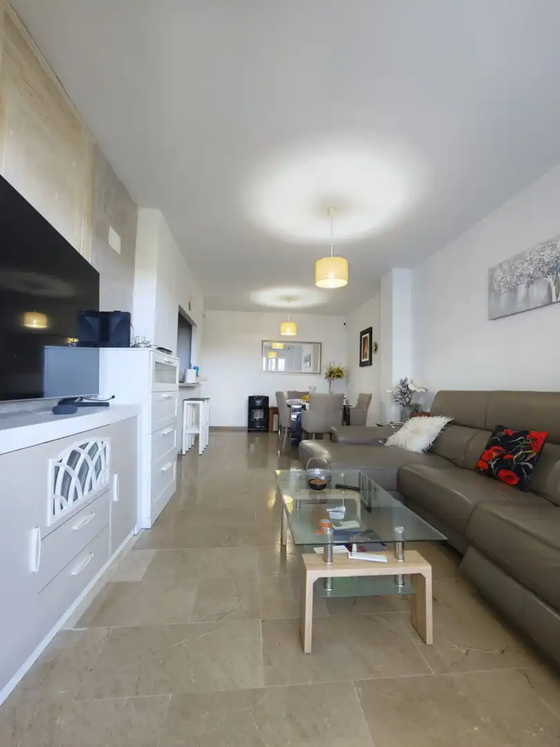 Sala d'estar de Pis en venda en Manilva amb Piscina comunitària