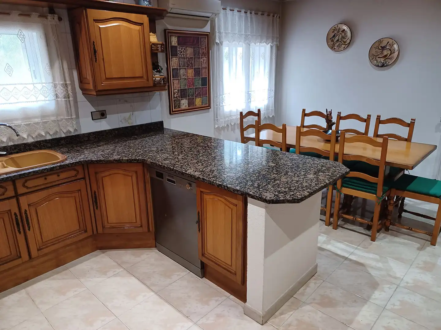 Cuina de Casa o xalet en venda en Sant Climent Sescebes amb Aire condicionat, Calefacció i Jardí privat