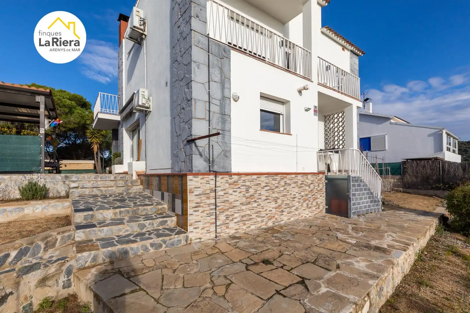 Vista exterior de Casa o xalet en venda en Arenys de Munt amb Aire condicionat, Jardí privat i Terrassa