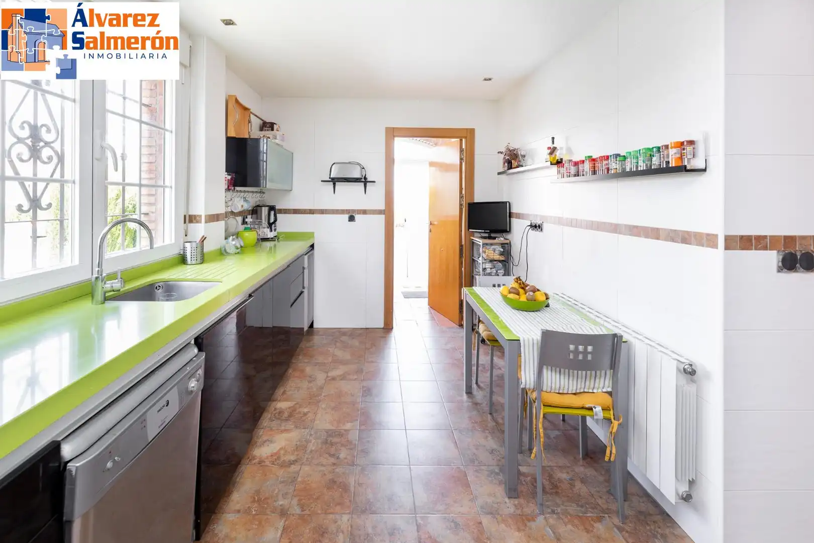 Cocina de Casa o chalet en venta en Huétor Vega con Aire acondicionado, Calefacción y Jardín privado