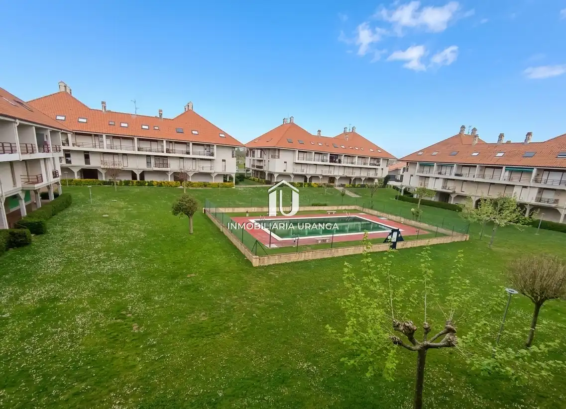 Jardí de Dúplex en venda en Bareyo amb Terrassa, Traster i Piscina comunitària