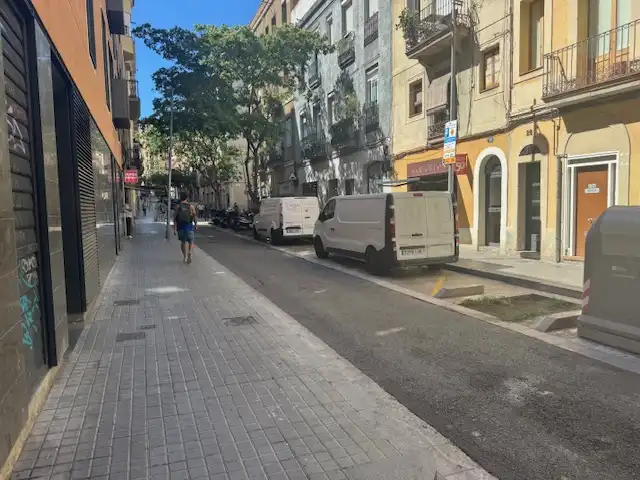 Außenansicht von Garage zum Verkauf in Barcelona mit Alarm