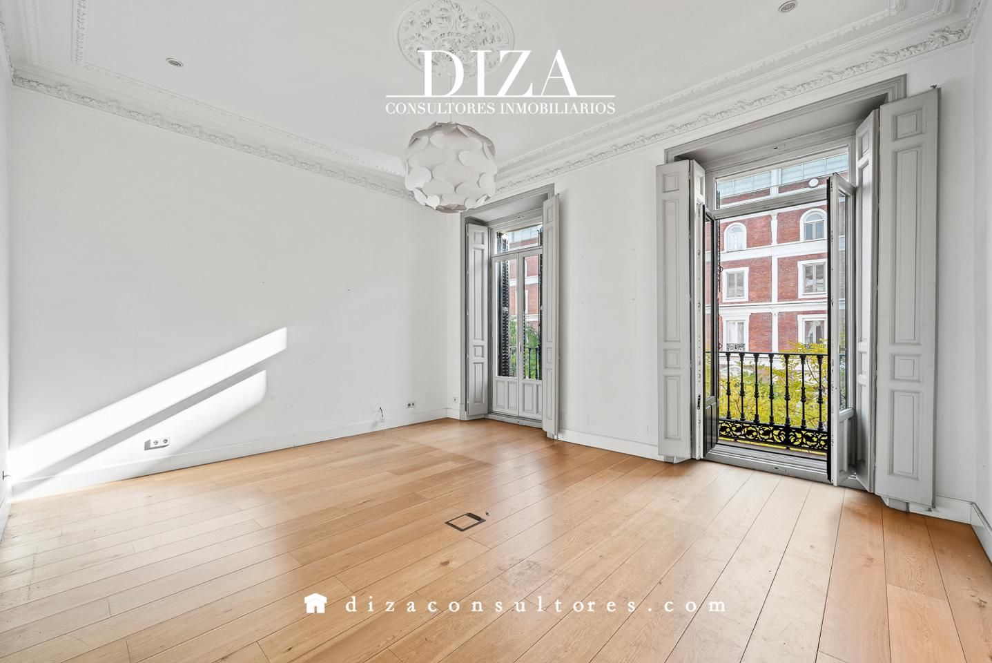 Flat for sale in De Montalbán, Jerónimos