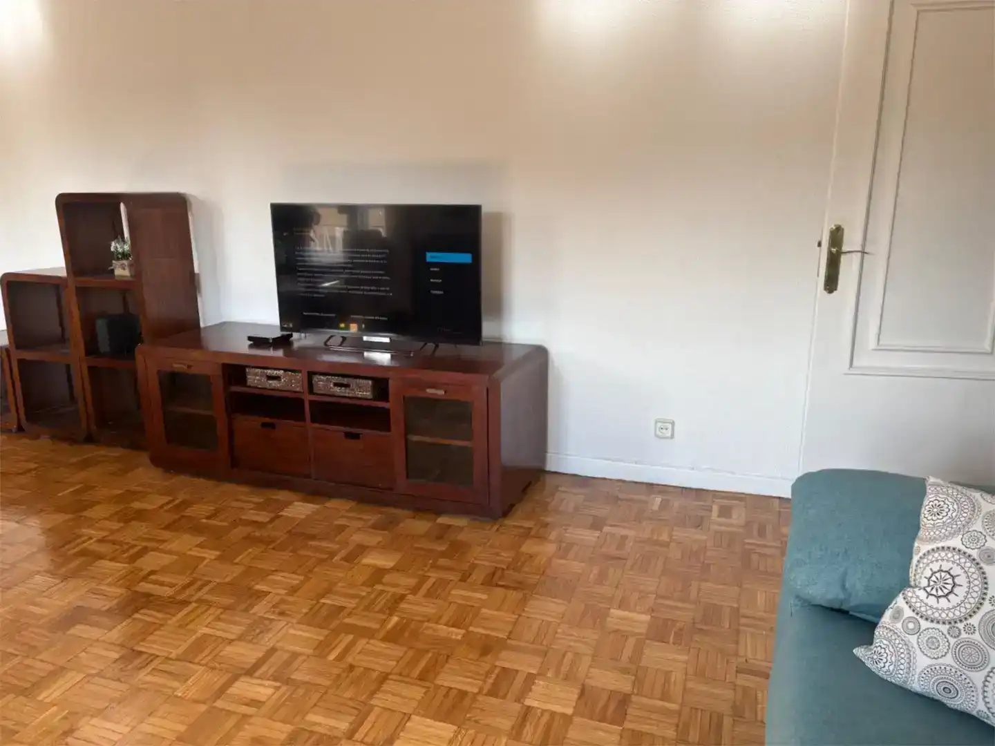 Sala d'estar de Pis de lloguer en Ávila amb Parquet, Moblat i Balcó