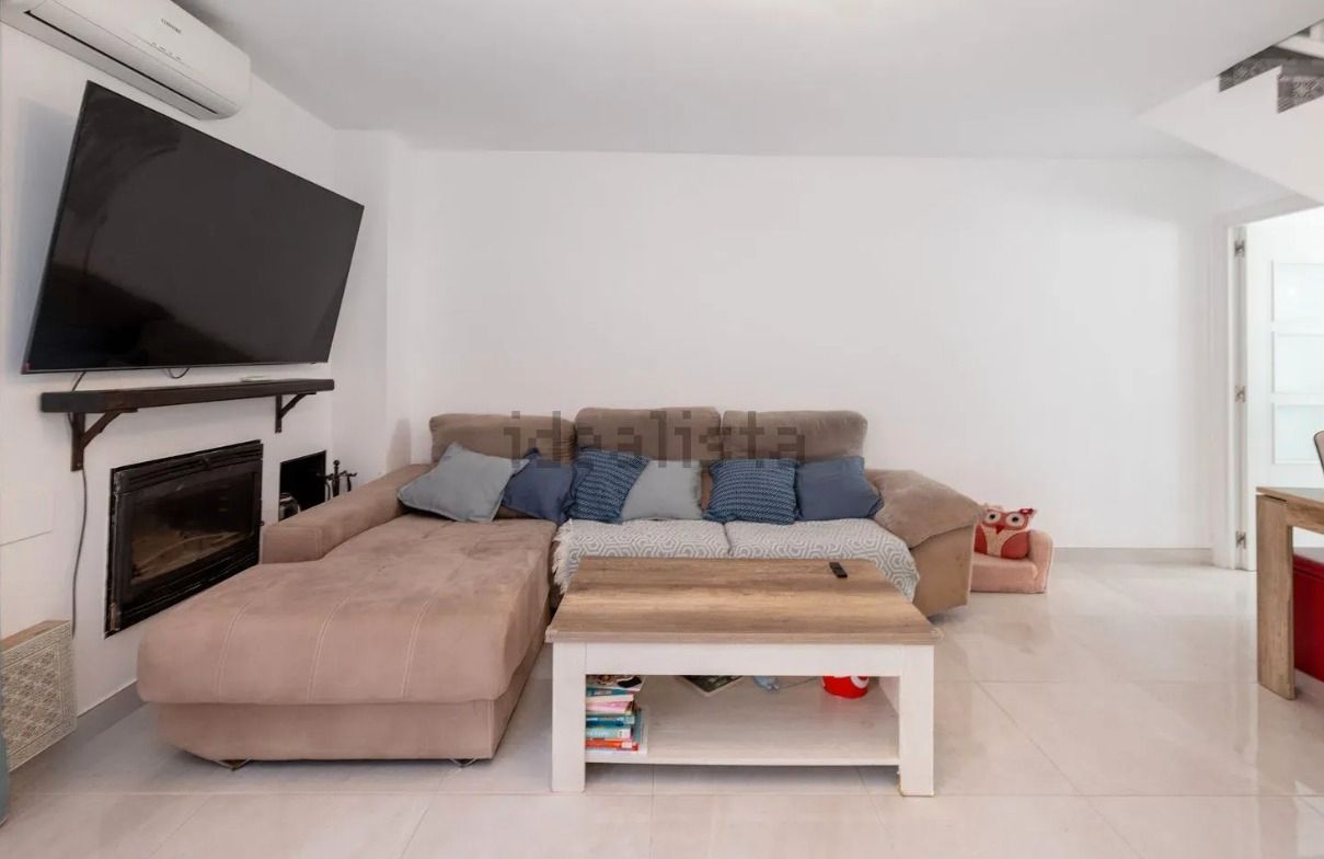 Sala d'estar de Casa adosada en venda en Benalmádena amb Aire condicionat, Moblat i Balcó