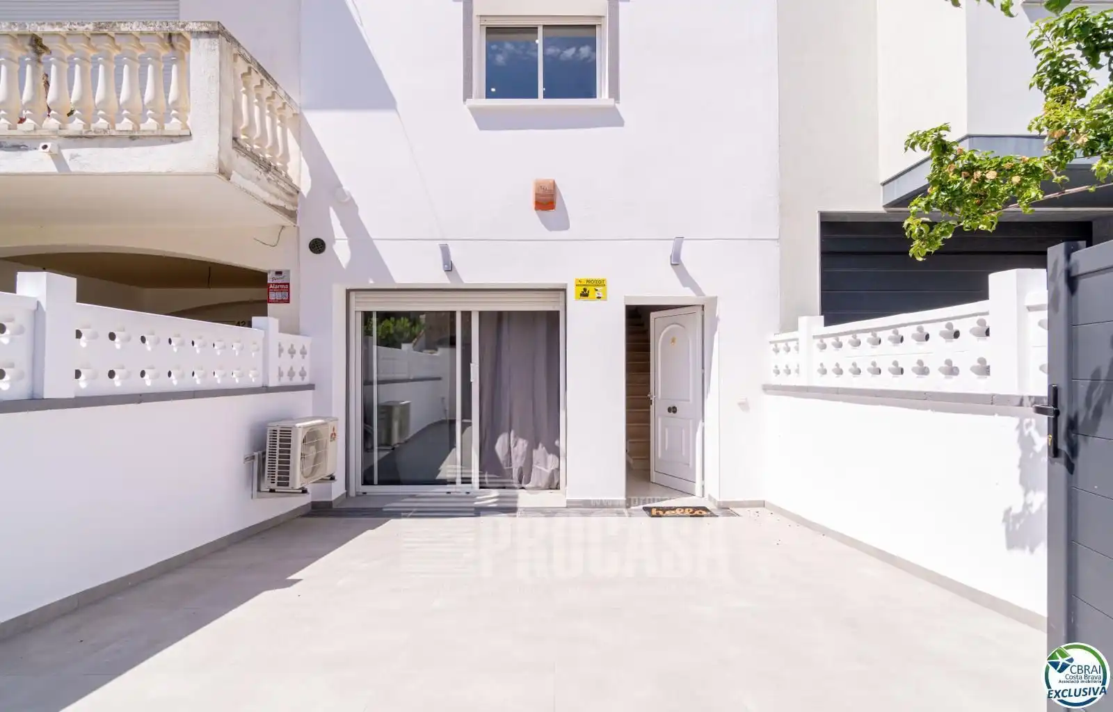 Vista exterior de Casa adosada en venda en Empuriabrava amb Aire condicionat, Calefacció i Traster