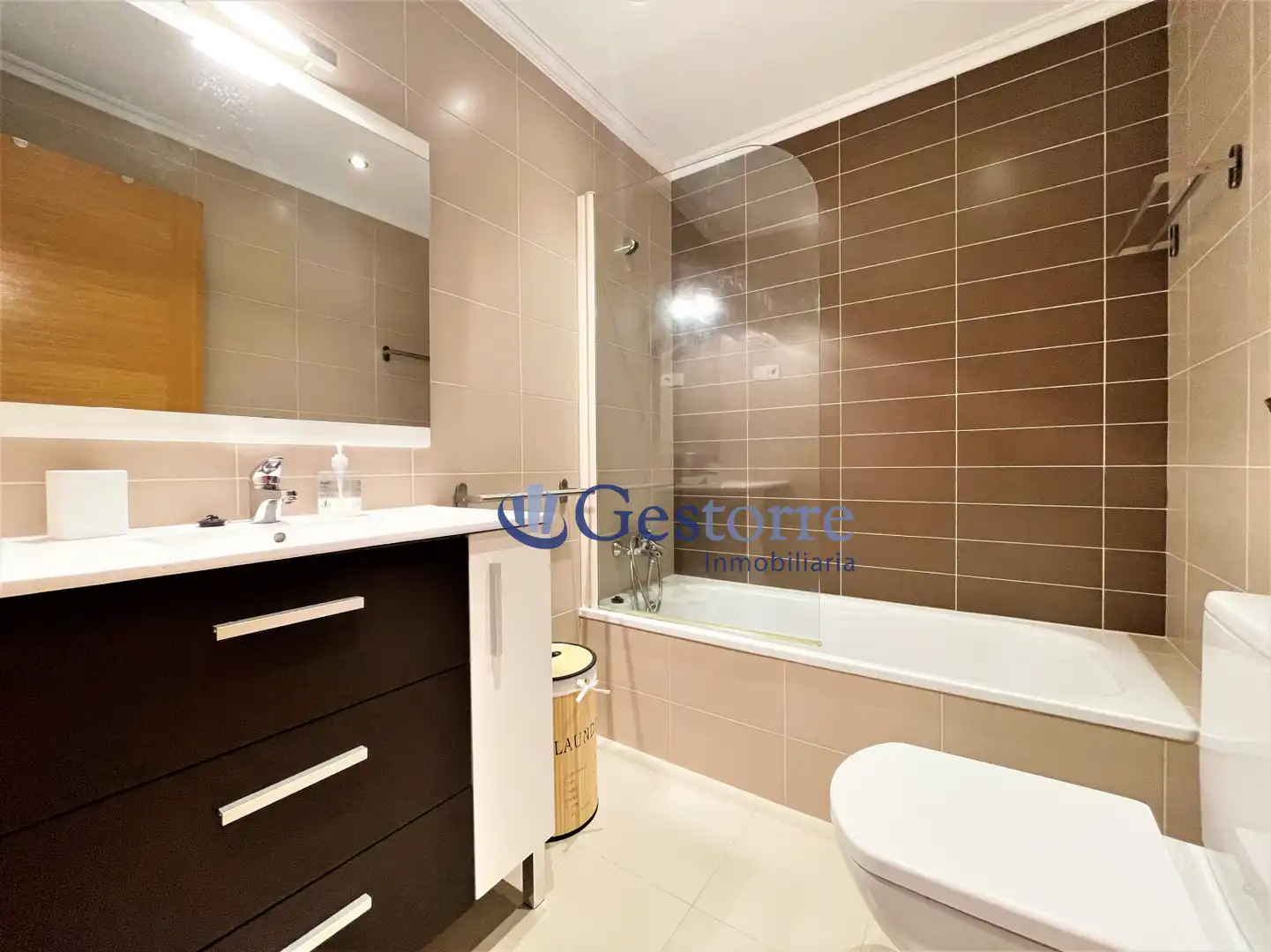 Baño de Piso de alquiler en Oviedo  con Calefacción, Parquet y Trastero