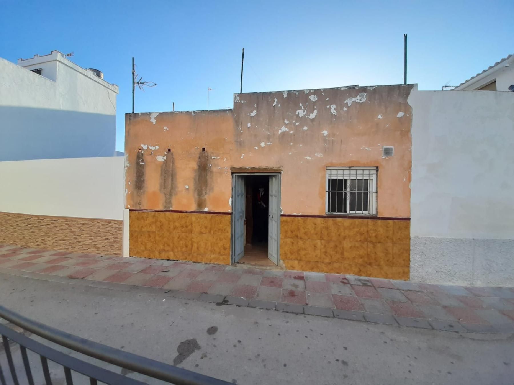 Vista exterior de Casa o xalet en venda en Las Cabezas de San Juan amb Terrassa