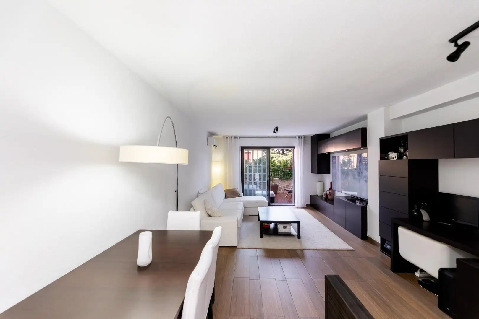 Sala de estar de Casa adosada en venta en Torrelodones con Aire acondicionado, Calefacción y Terraza