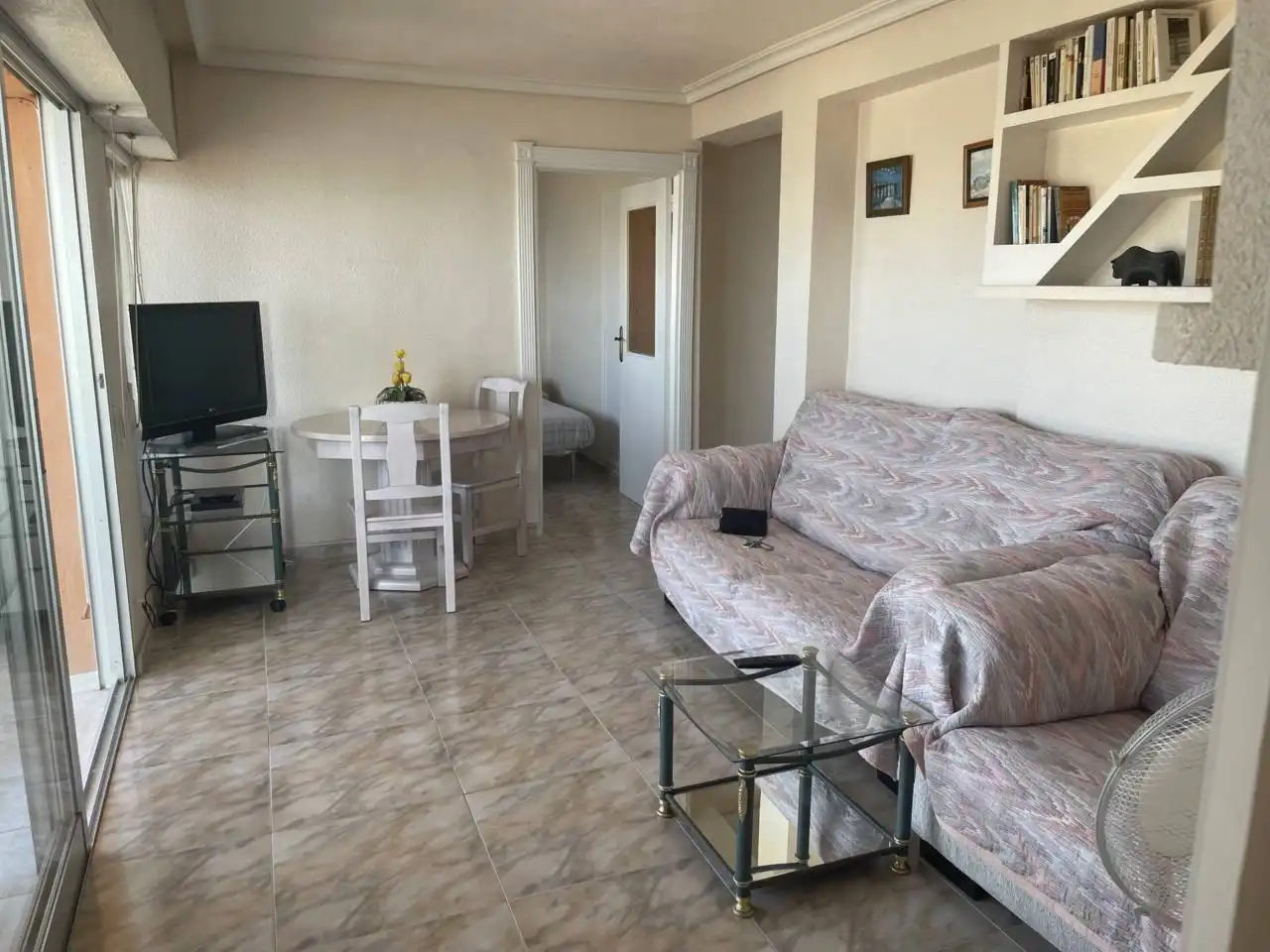 Sala d'estar de Pis de lloguer en El Campello amb Terrassa, Moblat i Balcó