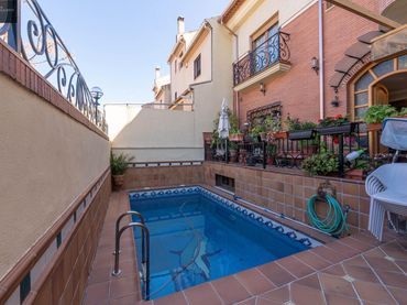Casa amb balcó en venda a Calle Castoreño