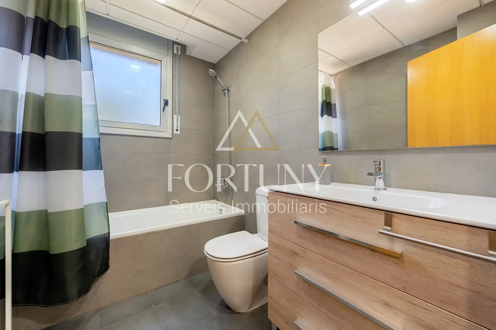 Bathroom of Flat for sale in Reus  with Air Conditioner, Swimming Pool and Balcony
