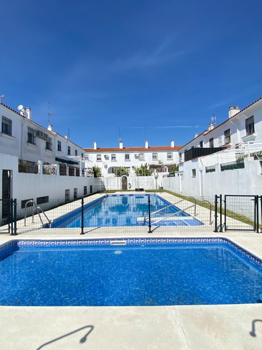 Exterior view of Single-family semi-detached for sale in Mairena del Aljarafe  with Air Conditioner, Terrace and Community pool
