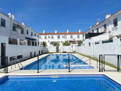Vista exterior de Casa adosada en venda en Mairena del Aljarafe amb Aire condicionat, Terrassa i Piscina comunitària