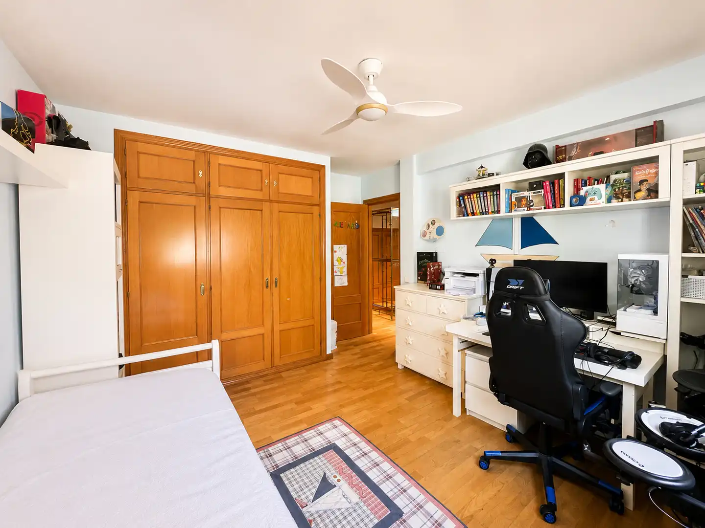 Schlafzimmer von Einfamilien-Reihenhaus zum Verkauf in Torrelodones mit Gemeinschaftspool