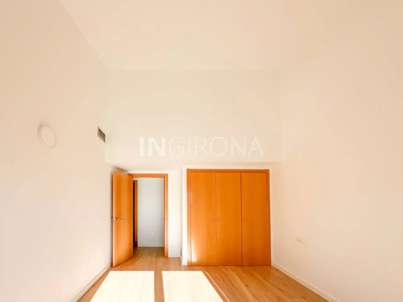 Dormitori de Pis en venda en Girona amb Aire condicionat, Calefacció i Parquet