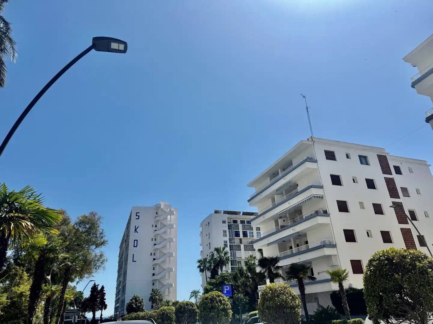 Vista exterior de Apartamento de alquiler en Marbella con Terraza, Piscina y Piscina comunitaria