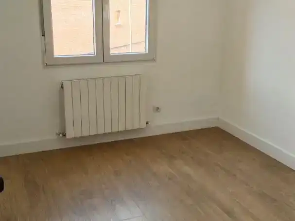 Dormitori de Pis en venda en La Adrada 