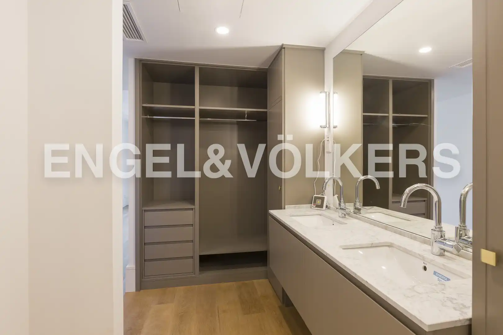 Bedroom of Flat for rent in Madrid  with Air Conditioner, Heating and Storage room
