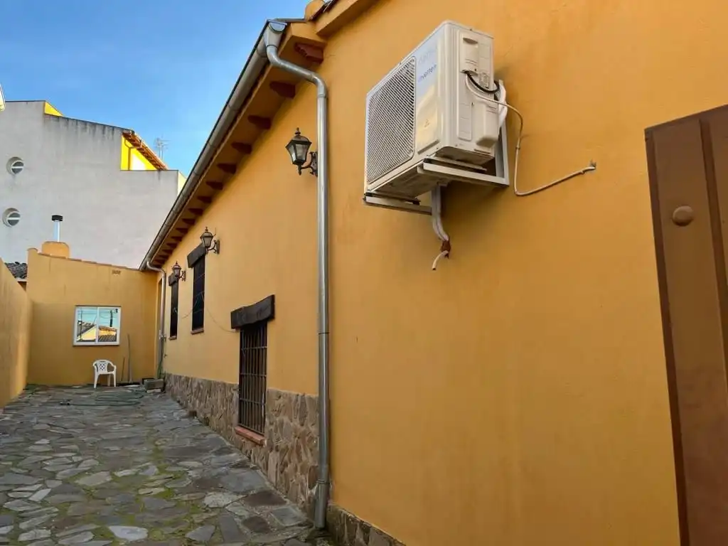 Vista exterior de Casa o xalet en venda en El Campillo de la Jara amb Aire condicionat, Calefacció i Jardí privat