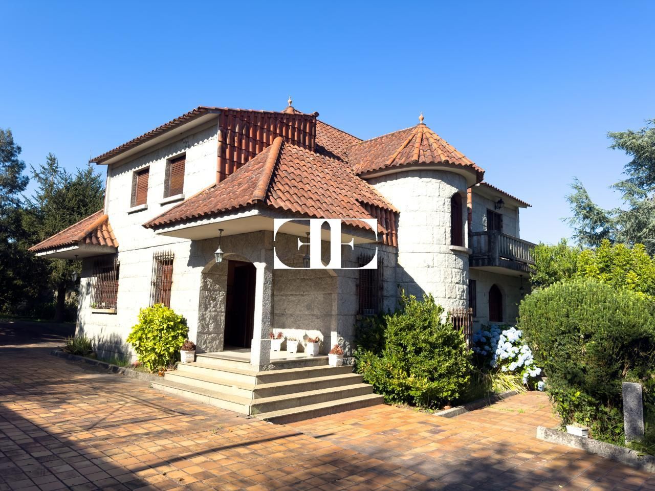 Vista exterior de Casa o xalet en venda en Cangas  amb Calefacció, Jardí privat i Parquet