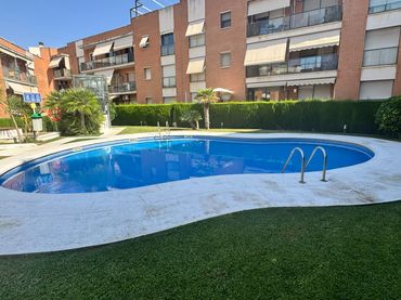 Pis amb piscina en venda a Avinguda Adelaida