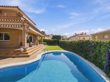 Casa amb piscina en venda a Urbanitzacions