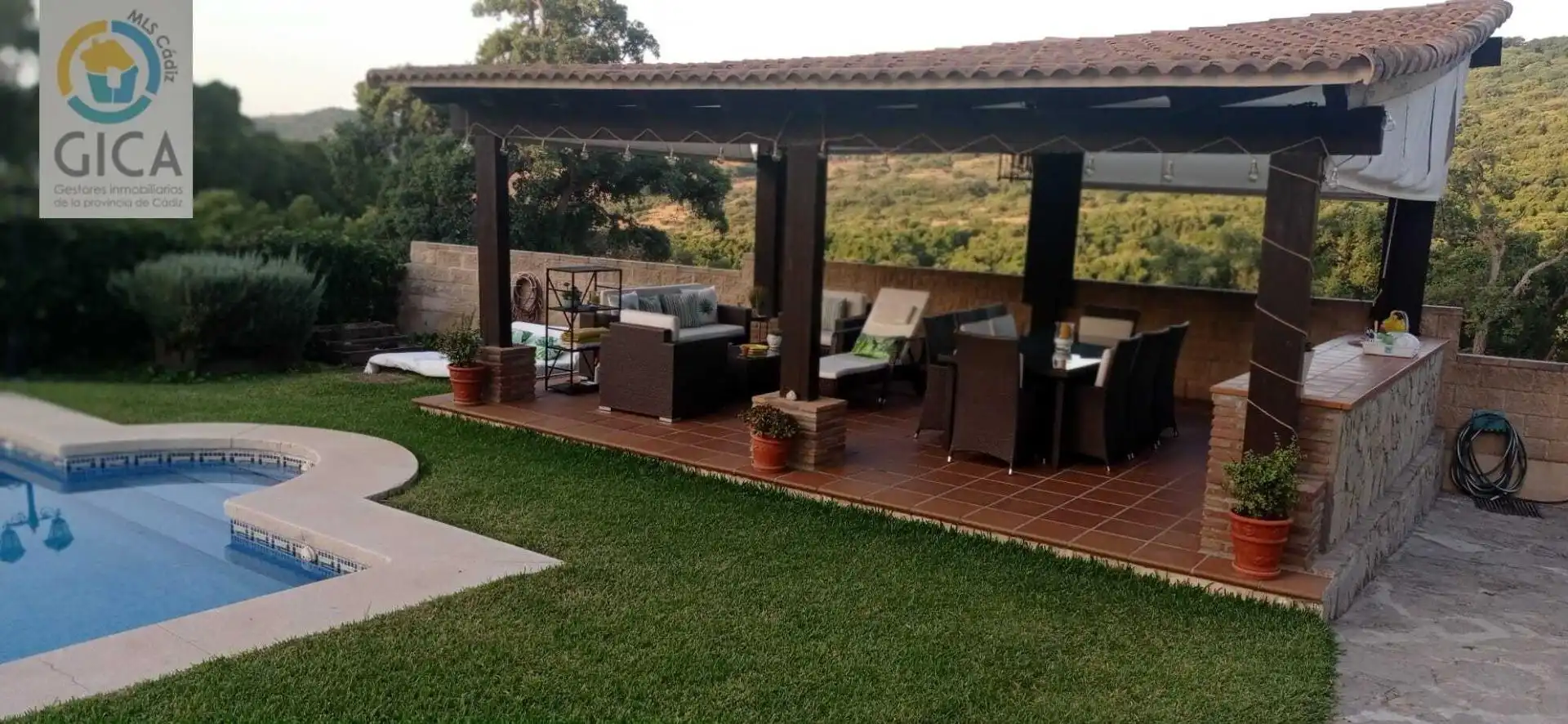 Terrassa de Casa o xalet en venda en Algeciras amb Aire condicionat, Jardí privat i Piscina