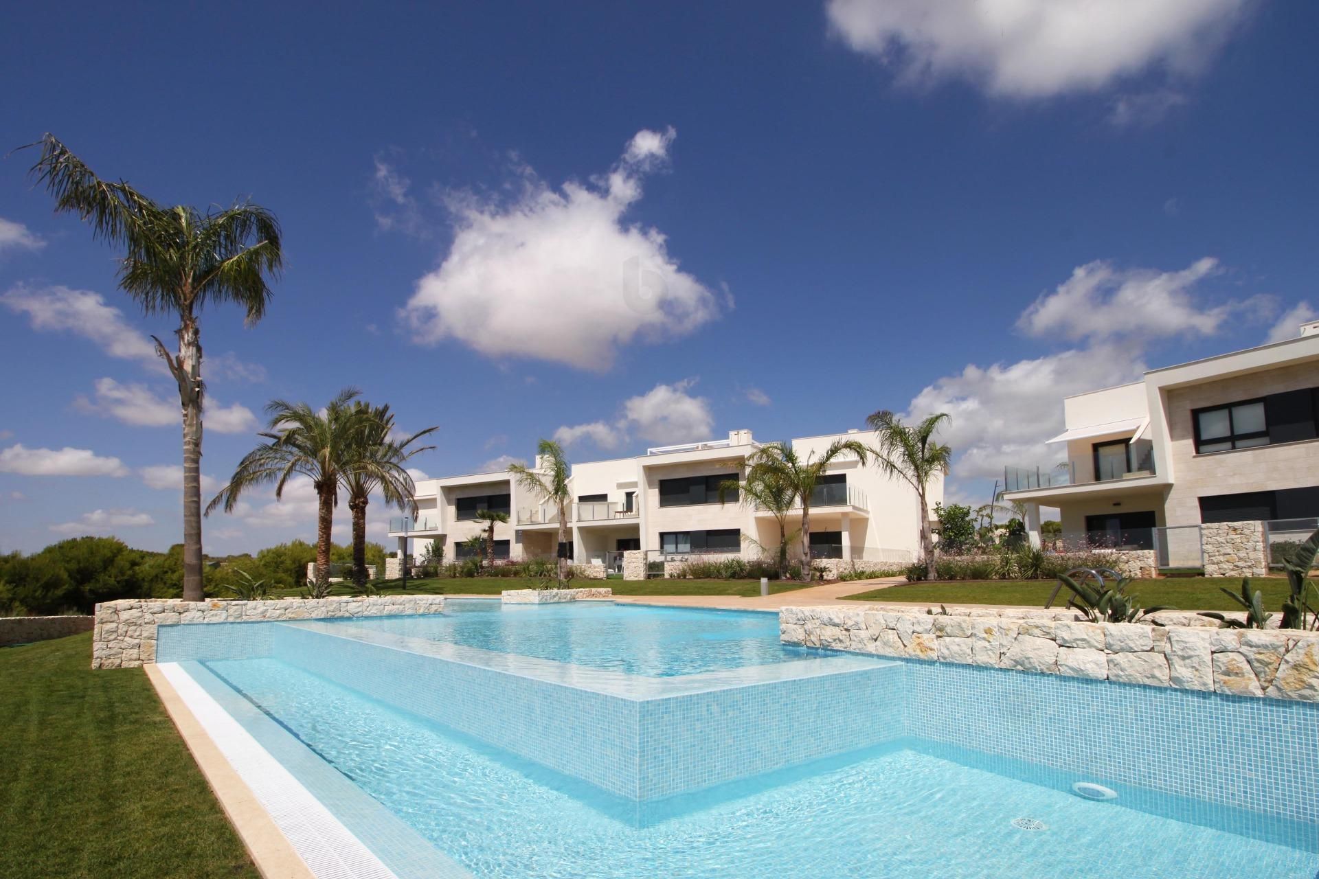 Vista exterior de Apartament en venda en Pilar de la Horadada amb Jardí privat, Terrassa i Piscina comunitària