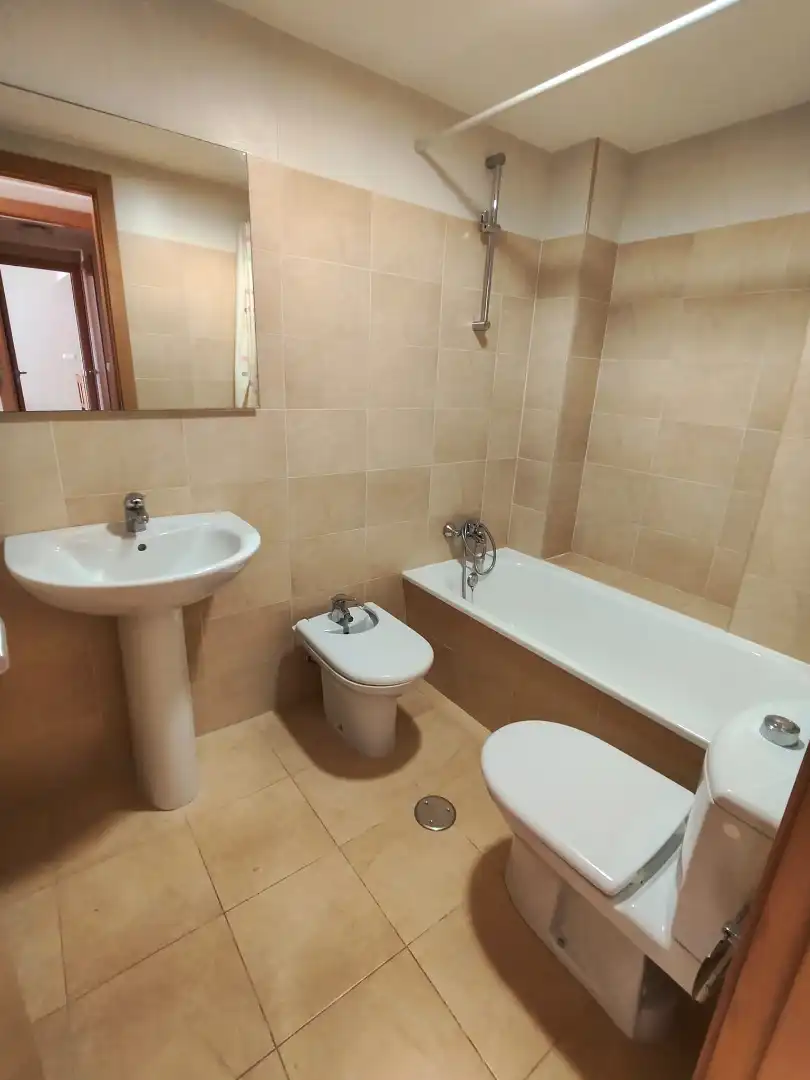 Badezimmer von Wohnung zum Verkauf in La Manga del Mar Menor mit Klimaanlage, Heizung und Privatgarten