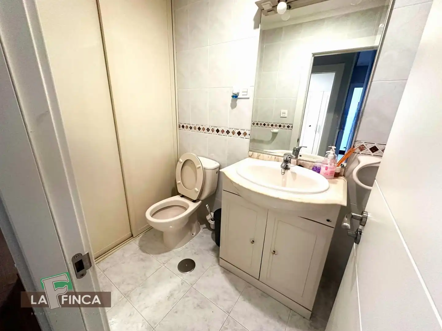 Baño de Piso en venta en Oviedo  con Calefacción y Trastero