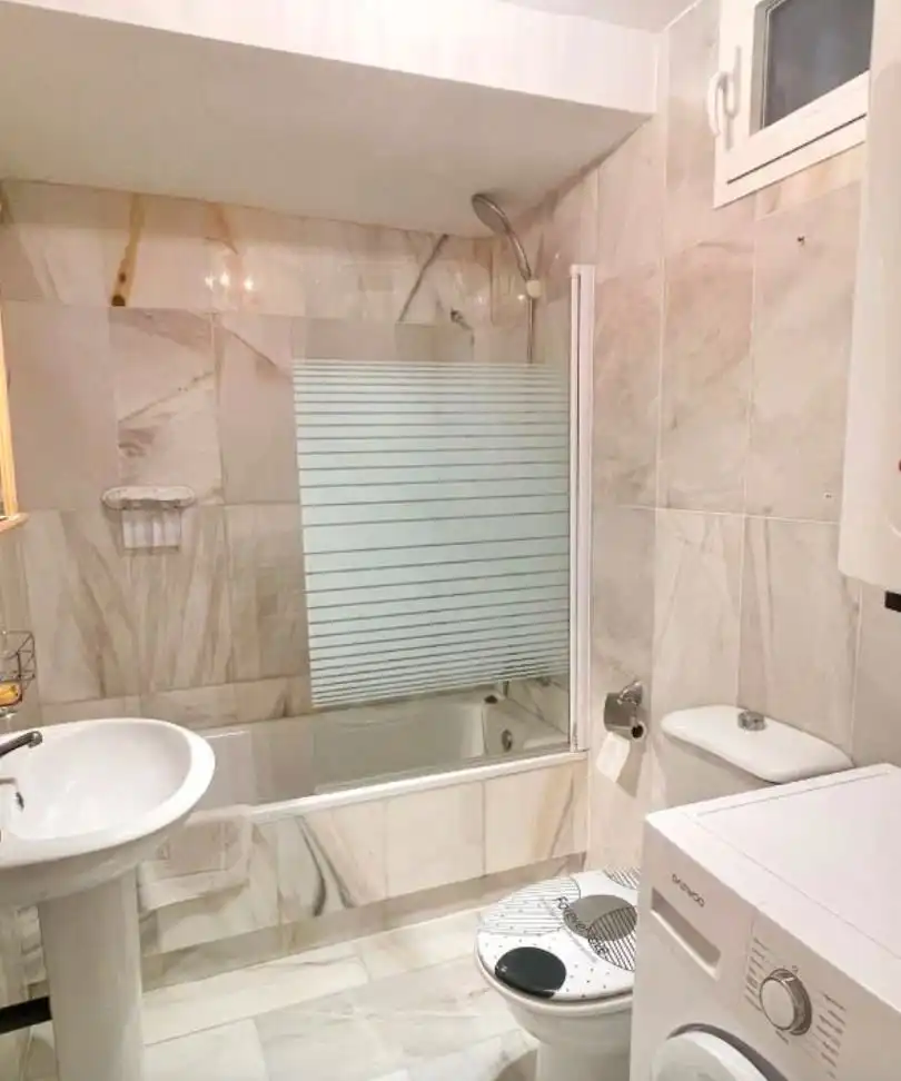 Baño de Piso de alquiler en Estepona con Terraza, Amueblado y Horno