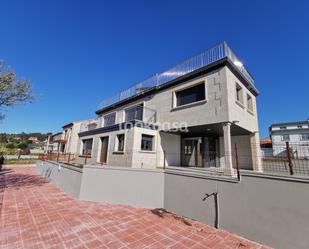 Vista exterior de Casa o xalet en venda en Sanxenxo amb Aire condicionat, Terrassa i Piscina