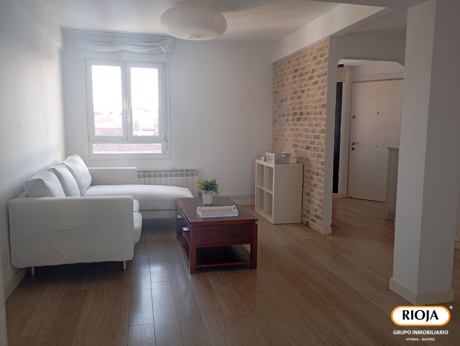 Sala de estar de Piso en venta en Vitoria - Gasteiz con Calefacción, Amueblado y Lavadora