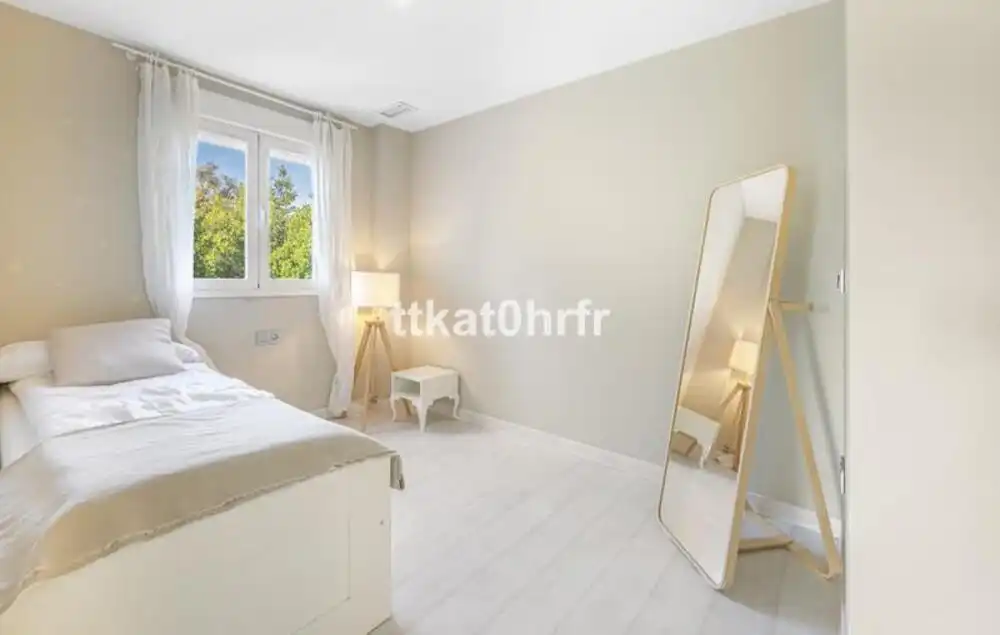 Dormitori de Apartament de lloguer en Marbella amb Aire condicionat, Terrassa i Moblat