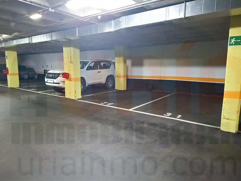 Aparcament de Pis en venda en Oviedo  amb Calefacció, Terrassa i Traster