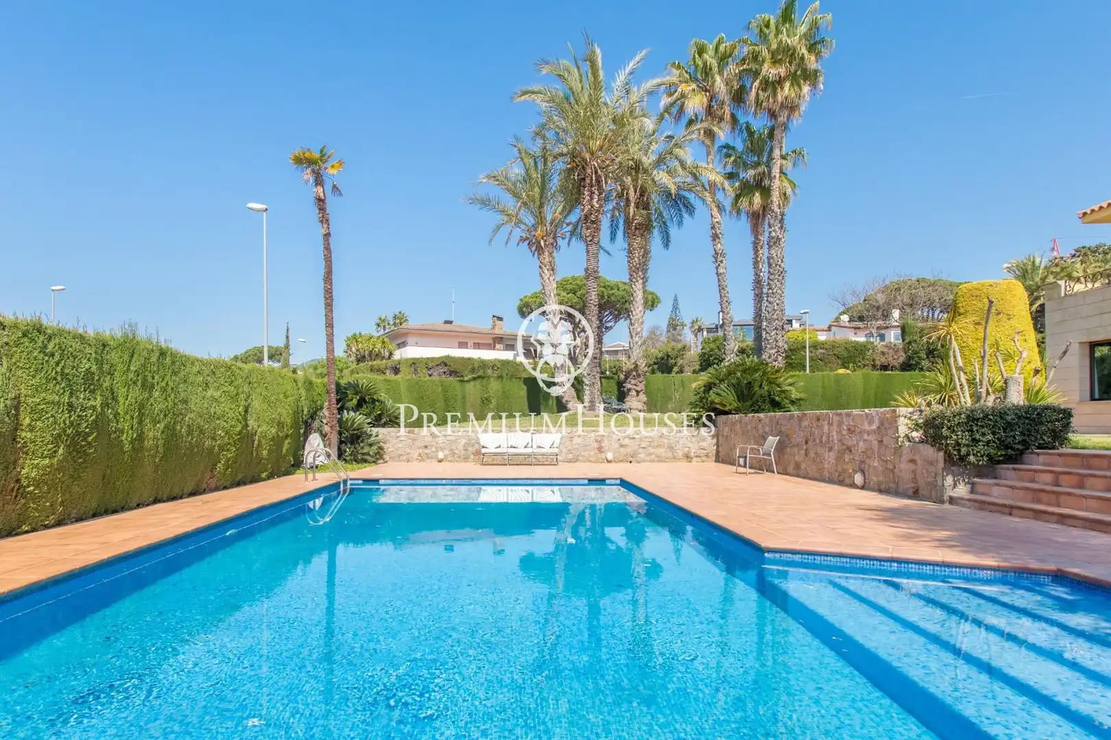 Vista exterior de Casa o xalet en venda en Alella amb Aire condicionat, Calefacció i Jardí privat