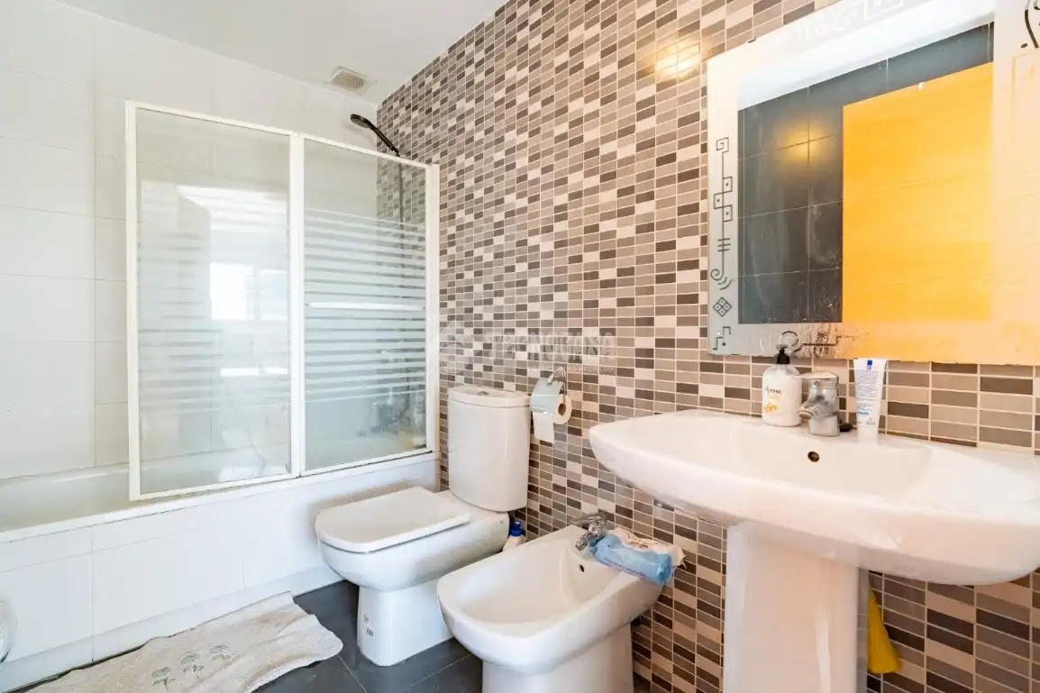 Baño de Piso en venta en Granada con Aire acondicionado, Calefacción y Amueblado