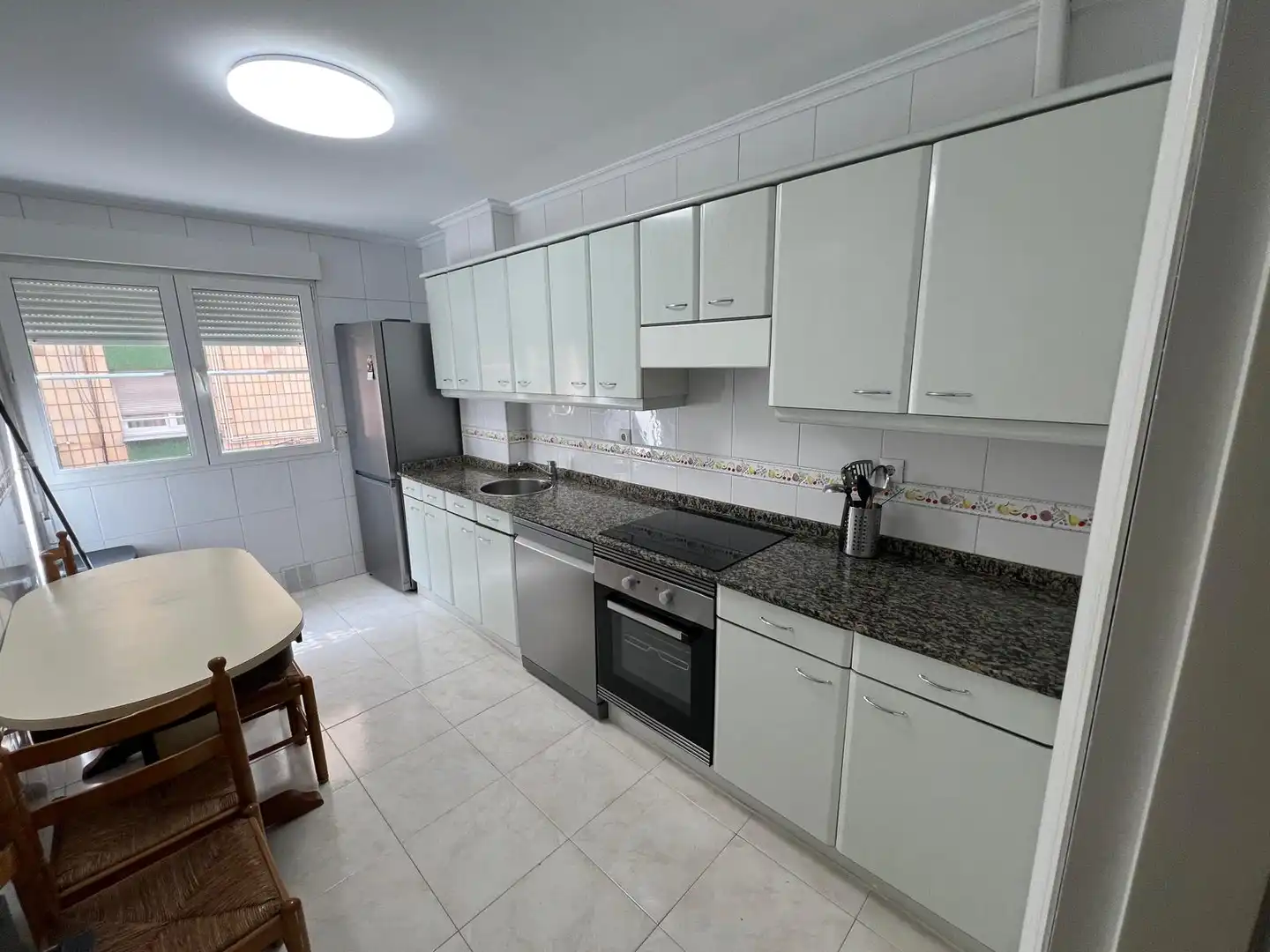 Cocina de Piso de alquiler en Gijón  con Calefacción, Parquet y Amueblado