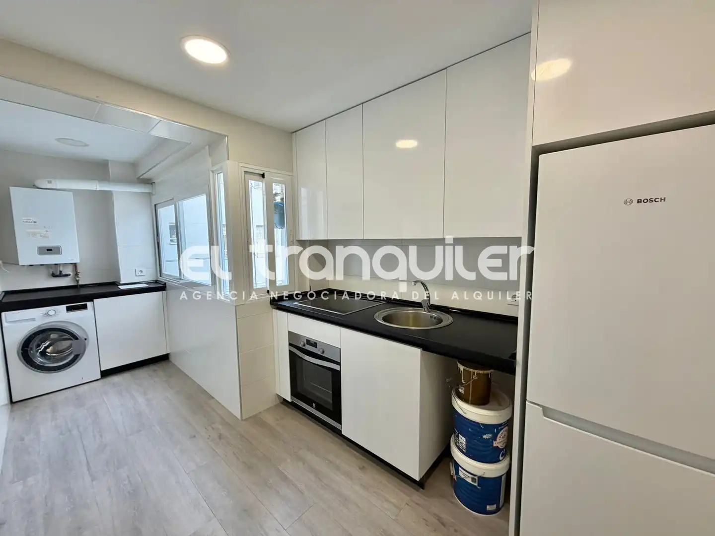 Kitchen of Flat for rent in Madrid  with Air Conditioner and Washing machine