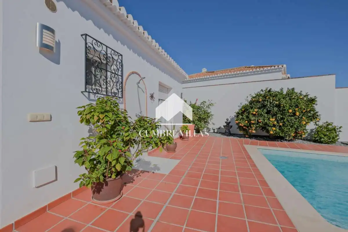 Vista exterior de Casa o xalet en venda en Almuñécar amb Jardí privat, Terrassa i Traster