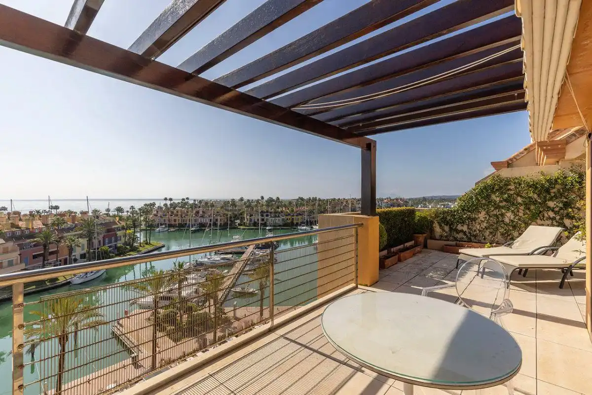 Terrasse von Wohnungen zur Miete in Sotogrande mit Klimaanlage, Heizung und Terrasse