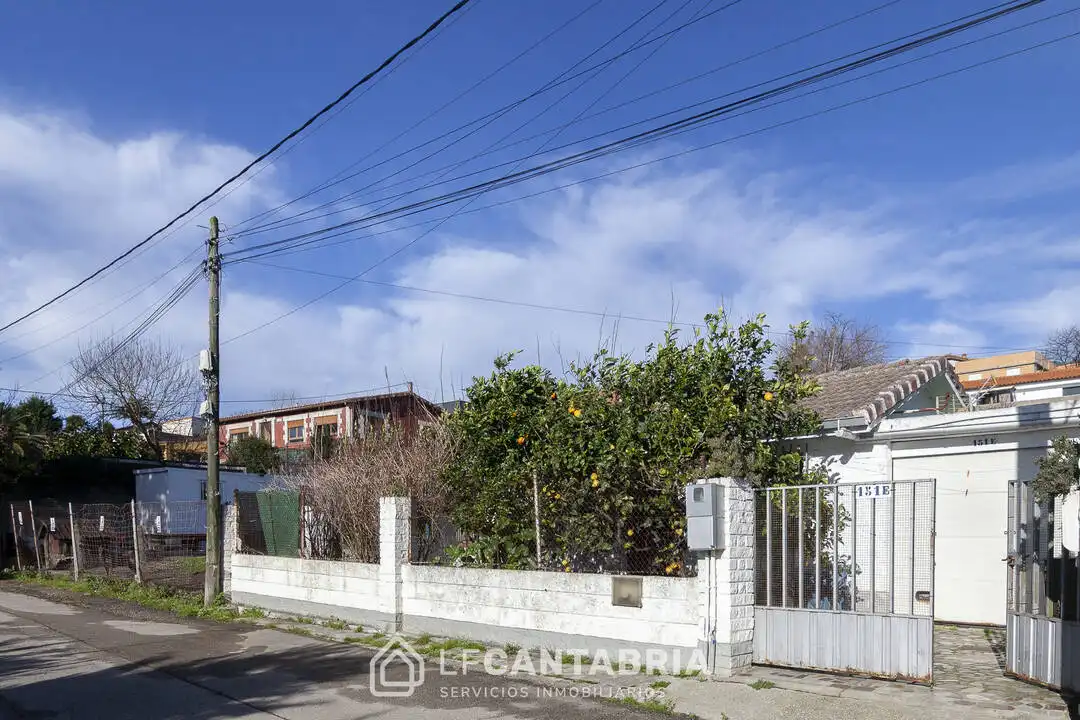 Vista exterior de Casa o xalet en venda en Santander amb Jardí privat