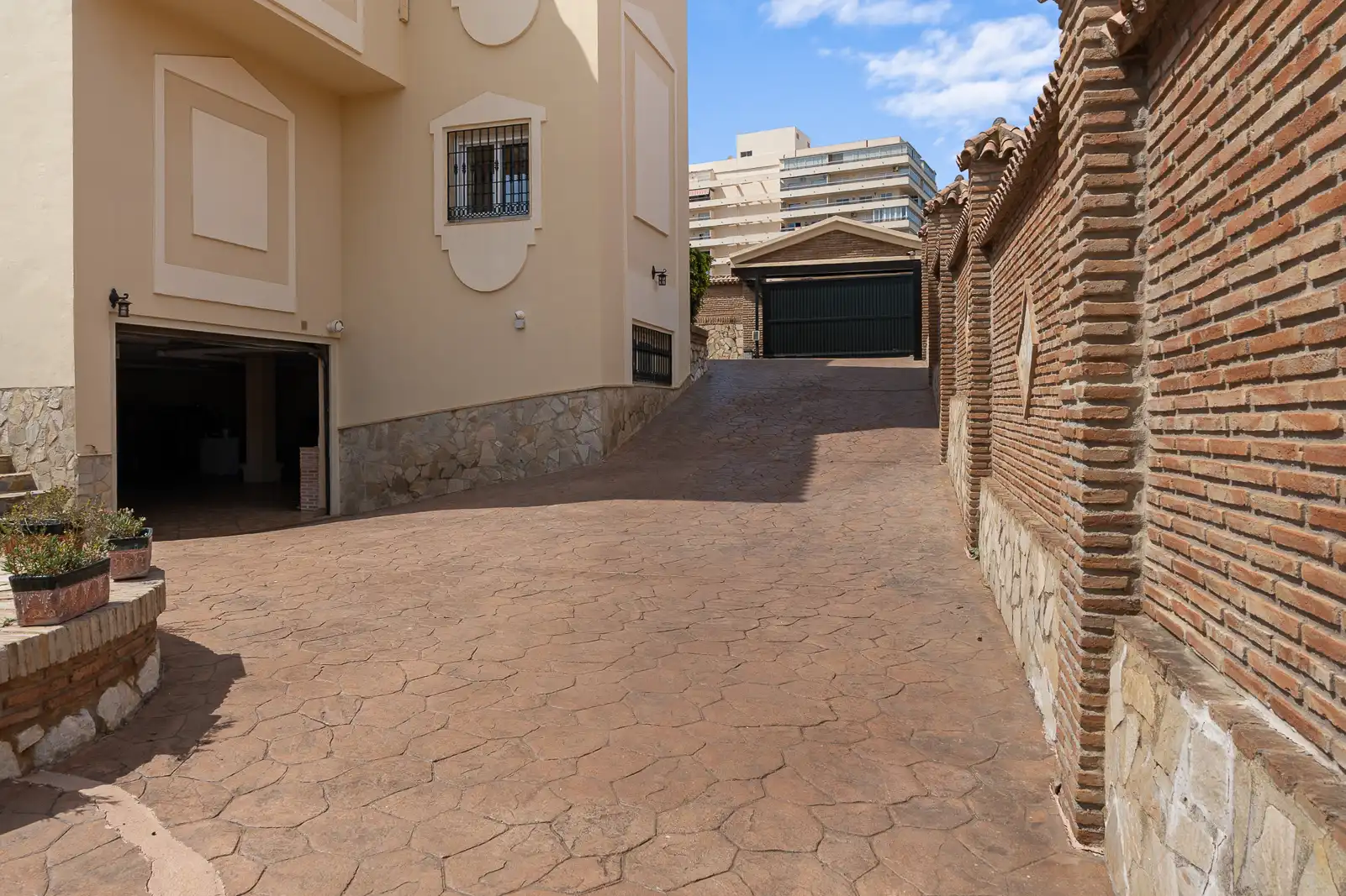 Aparcament de Casa o xalet en venda en Benalmádena amb Aire condicionat, Jardí privat i Piscina