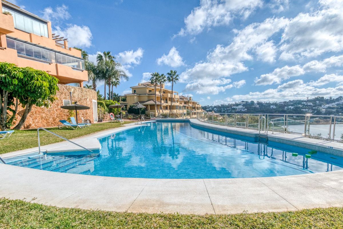 Vista exterior de Apartament en venda en Sotogrande amb Aire condicionat, Terrassa i Traster