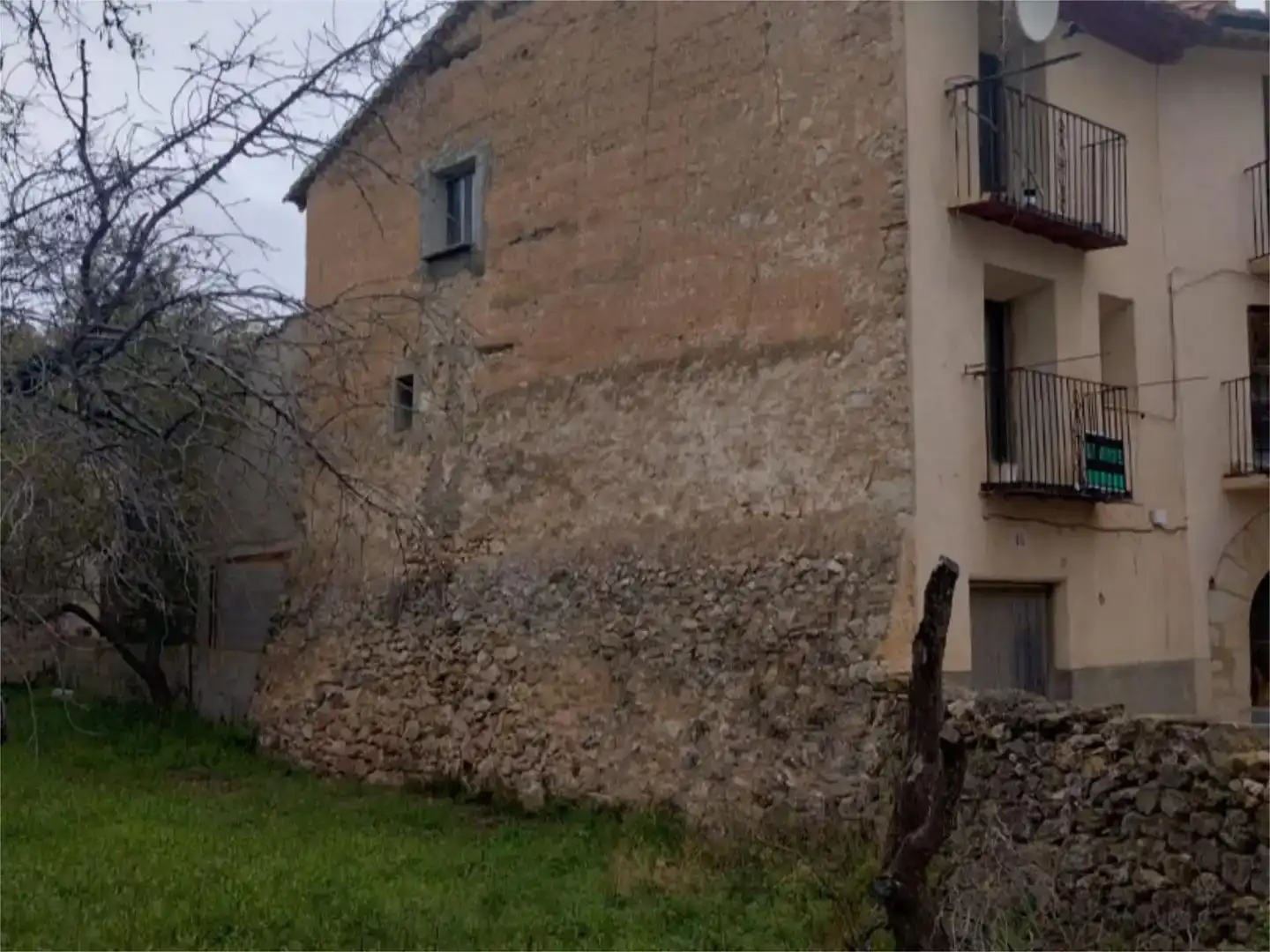 Vista exterior de Casa adosada en venda en Morella amb Terrassa i Balcó