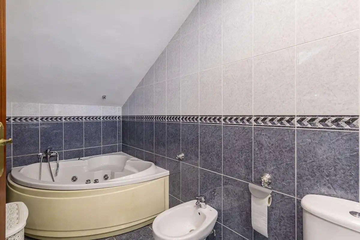 Badezimmer von Dachboden zur Miete in Maracena mit Terrasse und Möbliert